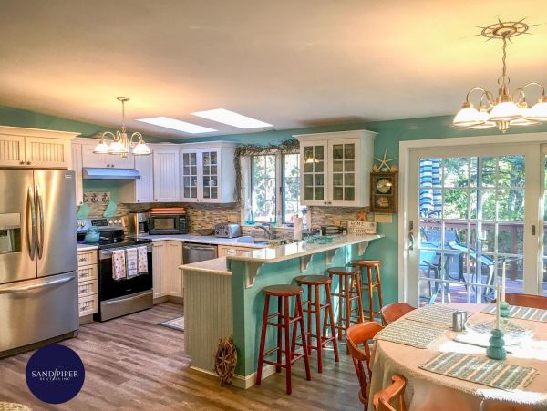 Cape Cod Home 994785
