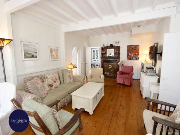 Cape Cod Home 994787