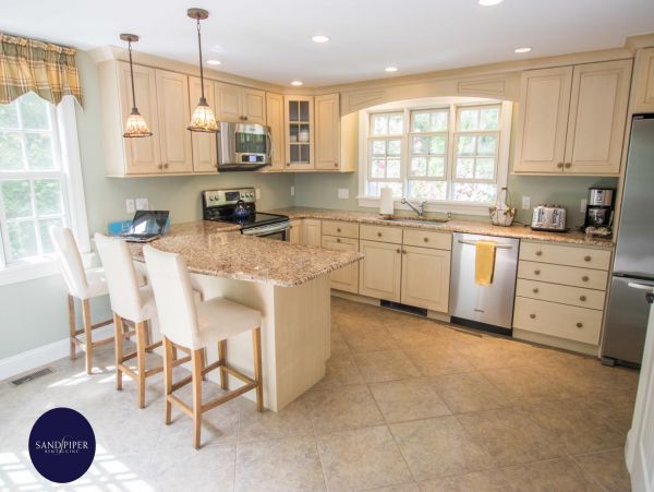 Cape Cod Home 994789