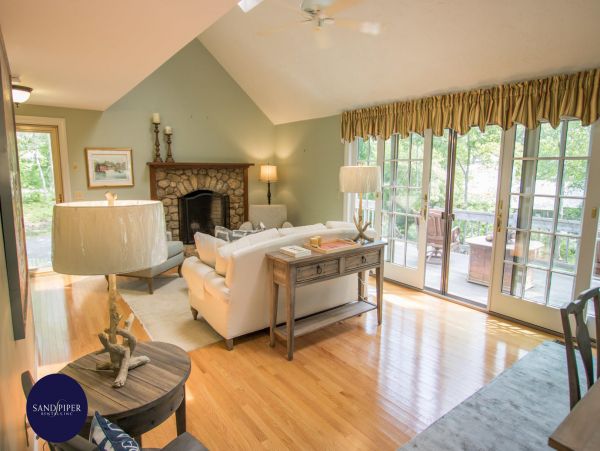Cape Cod Home 994789
