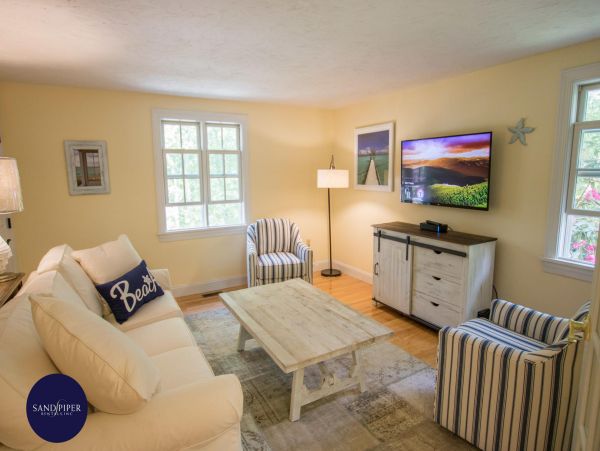 Cape Cod Home 994789