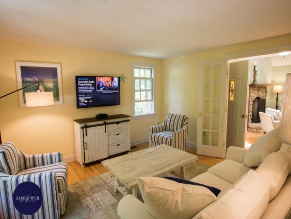 Cape Cod Home 994789