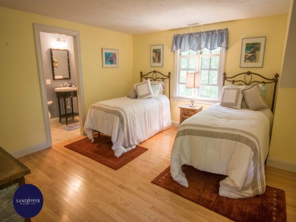 Cape Cod Home 994789