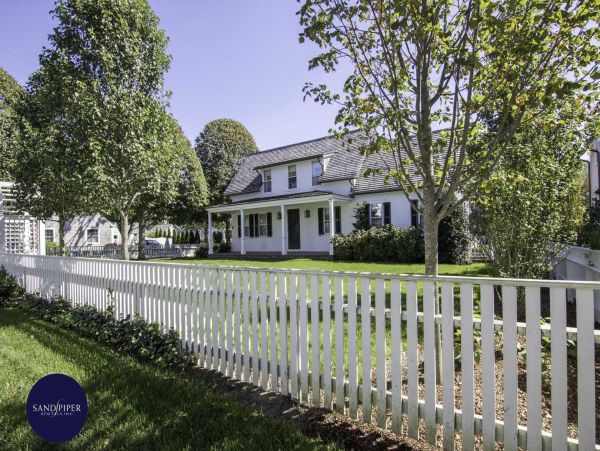 Cape Cod Home 994795