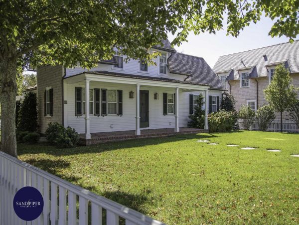 Cape Cod Home 994795