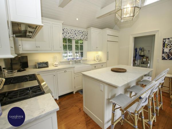 Cape Cod Home 994795