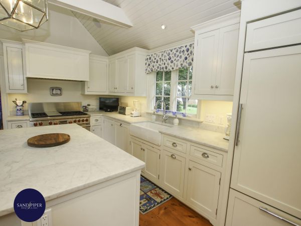 Cape Cod Home 994795
