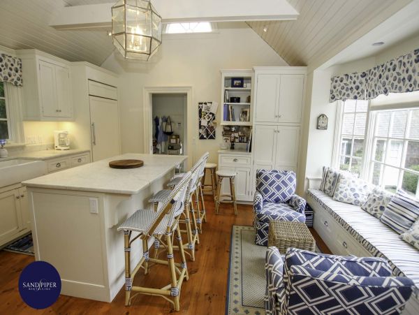 Cape Cod Home 994795