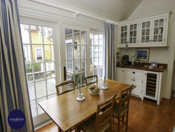 Cape Cod Home 994795