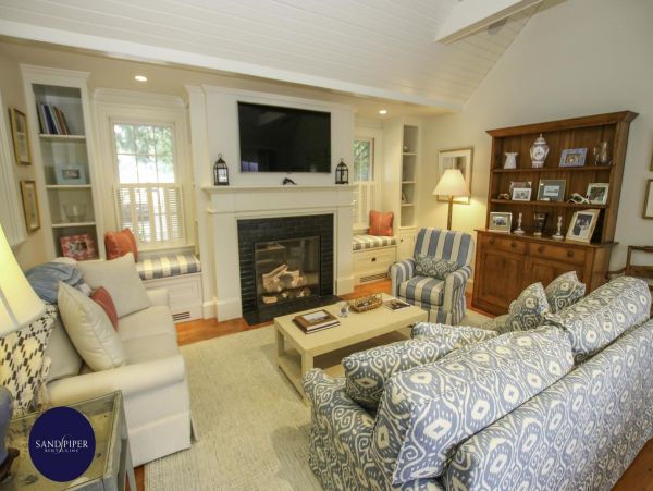 Cape Cod Home 994795