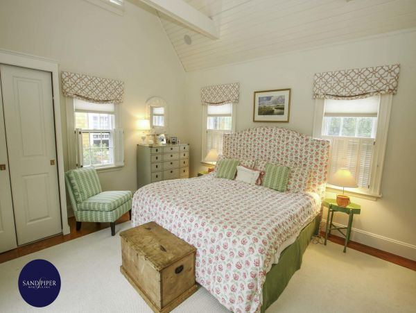 Cape Cod Home 994795