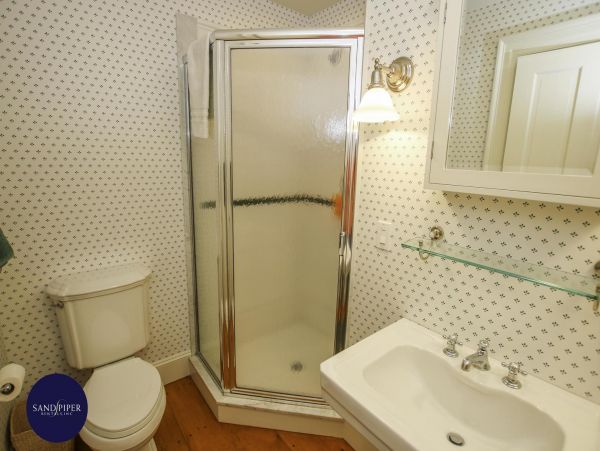 Cape Cod Home 994795
