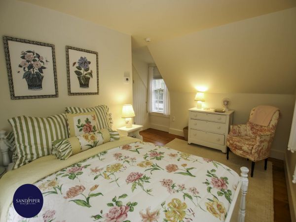 Cape Cod Home 994795