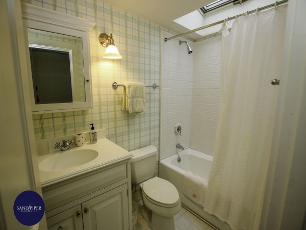 Cape Cod Home 994795