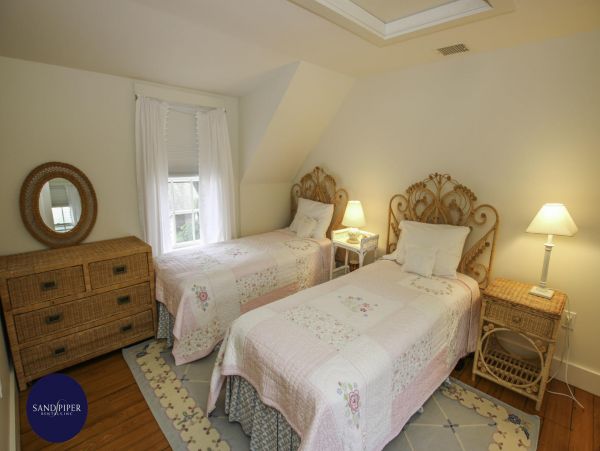 Cape Cod Home 994795
