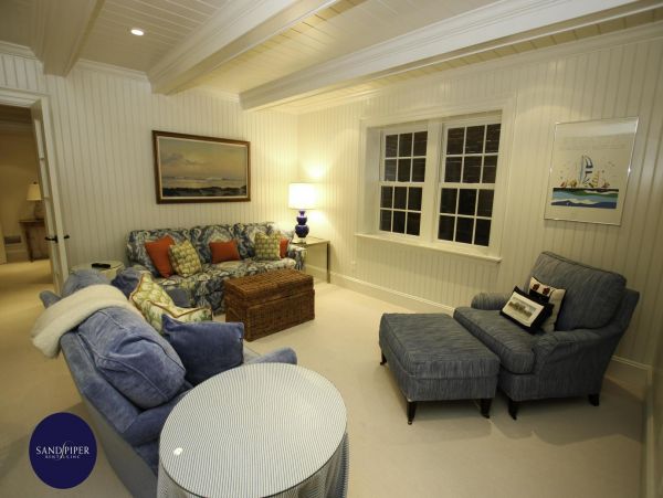 Cape Cod Home 994795