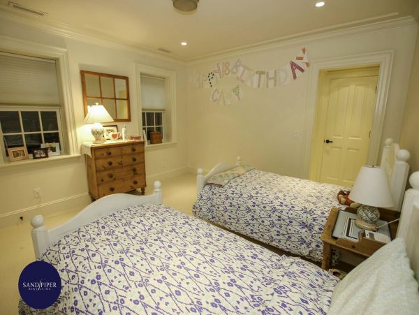 Cape Cod Home 994795