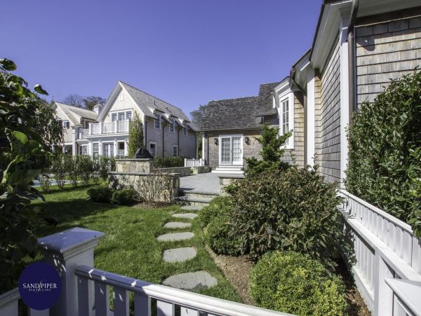 Cape Cod Home 994795