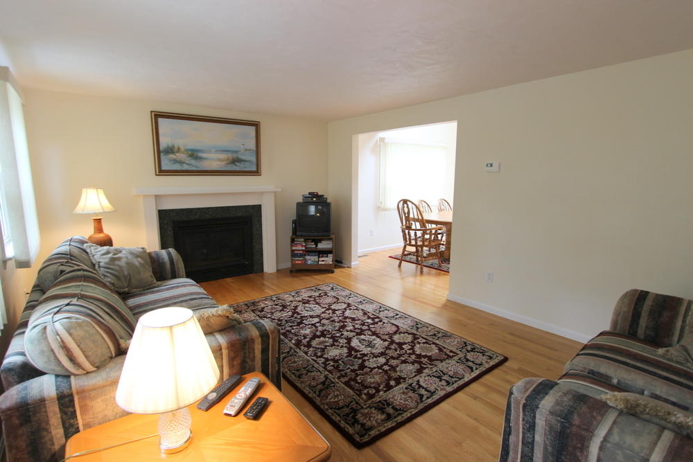 Cape Cod Home 994796
