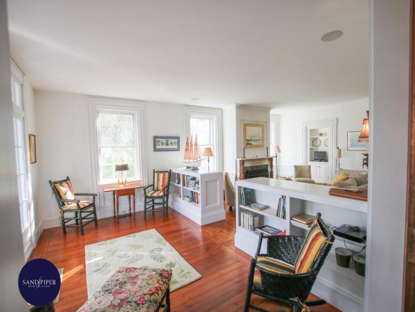 Cape Cod Home 994797