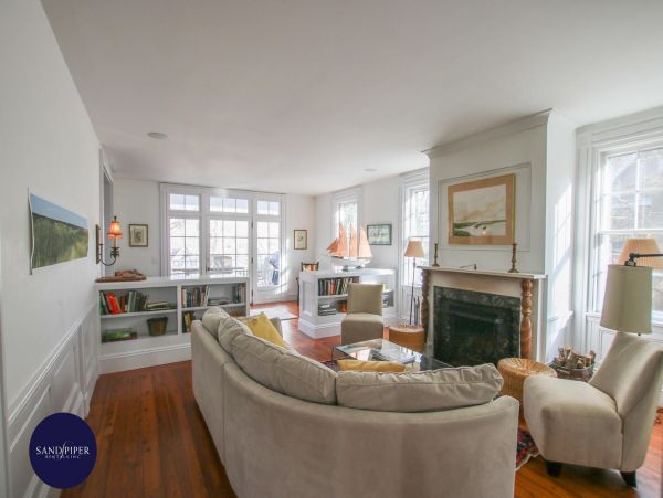 Cape Cod Home 994797