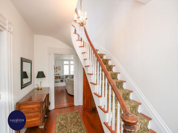 Cape Cod Home 994797