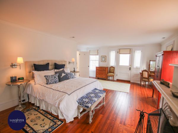 Cape Cod Home 994797