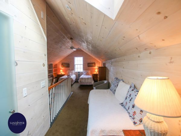 Cape Cod Home 994797