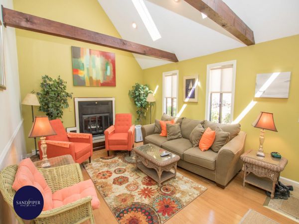 Cape Cod Home 994799