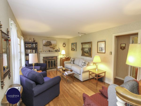 Cape Cod Home 994800
