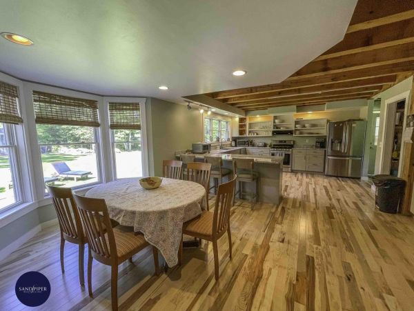 Cape Cod Home 994802