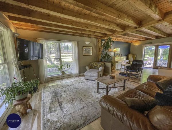 Cape Cod Home 994802