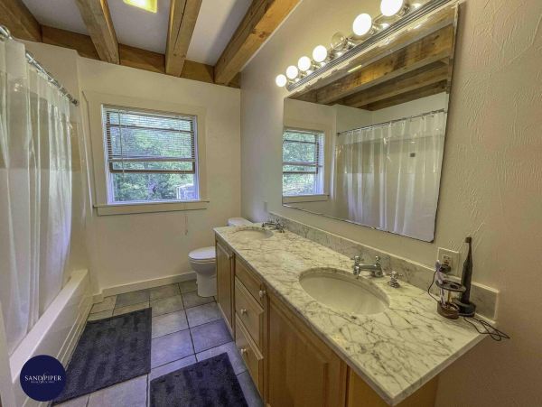 Cape Cod Home 994802
