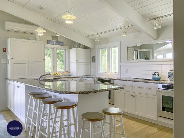 Cape Cod Home 994803