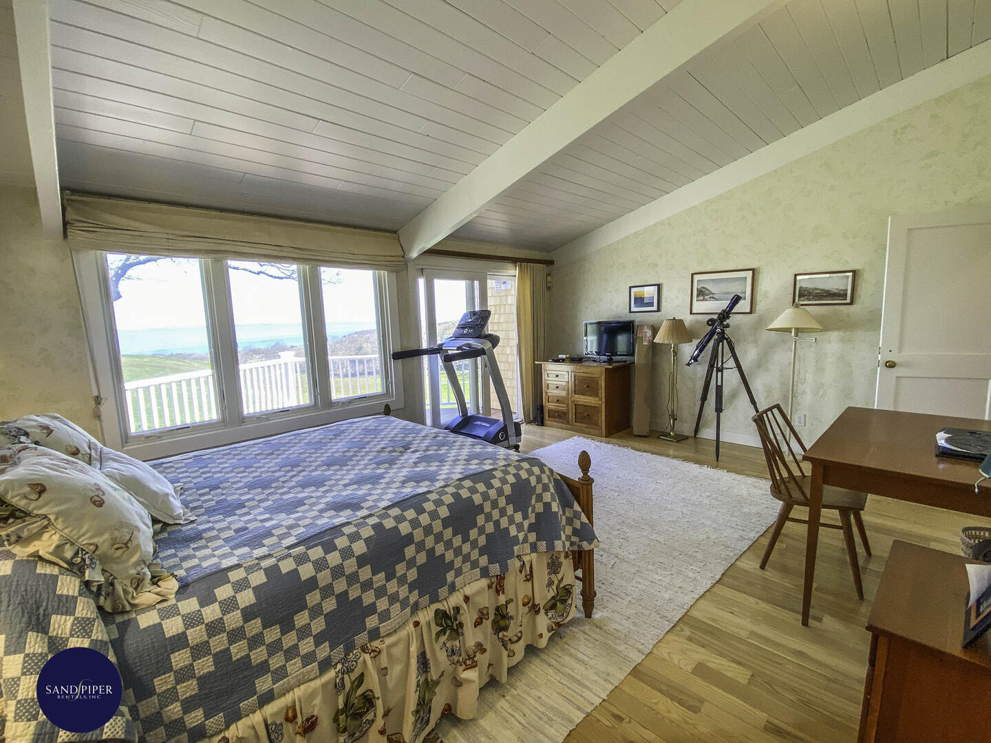 Cape Cod Home 994803