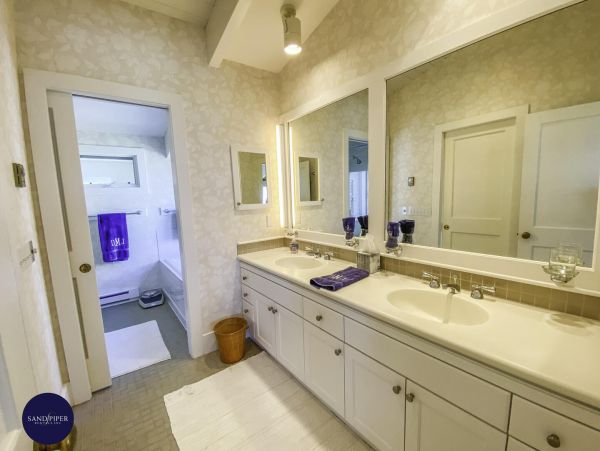Cape Cod Home 994803