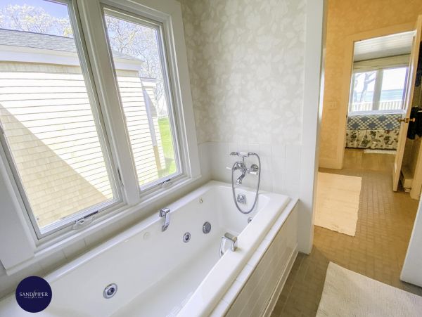 Cape Cod Home 994803
