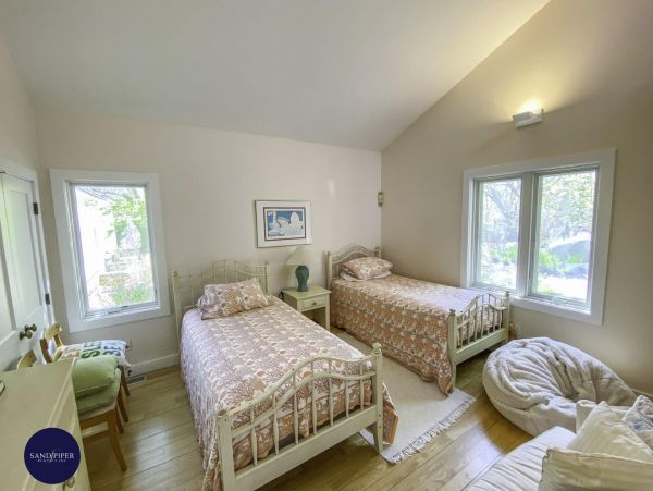 Cape Cod Home 994803