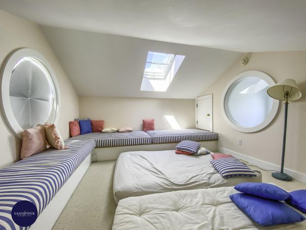 Cape Cod Home 994803