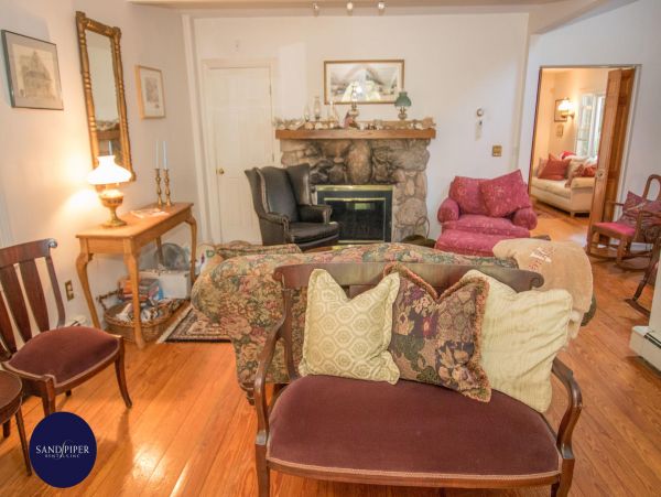 Cape Cod Home 994805