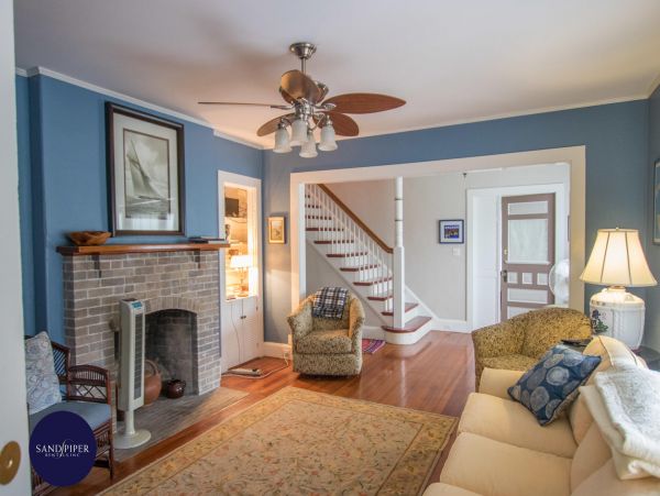 Cape Cod Home 994807