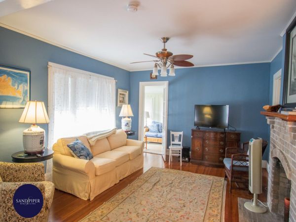 Cape Cod Home 994807