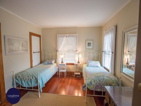 Cape Cod Home 994807