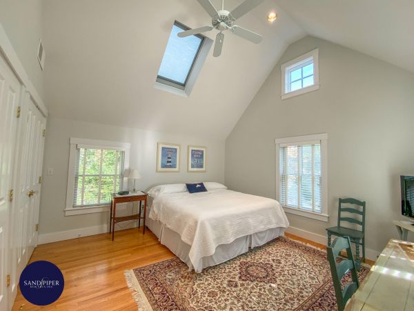 Cape Cod Home 994809