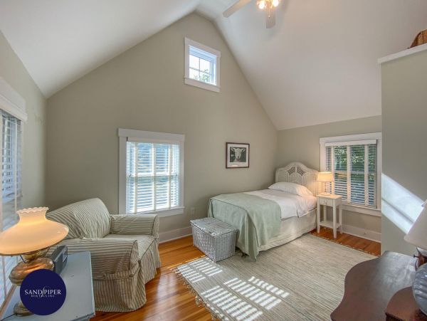 Cape Cod Home 994809