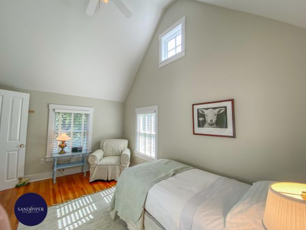 Cape Cod Home 994809