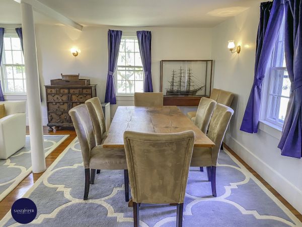 Cape Cod Home 994811