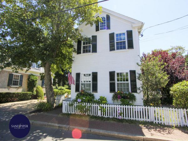 Cape Cod Home 994812