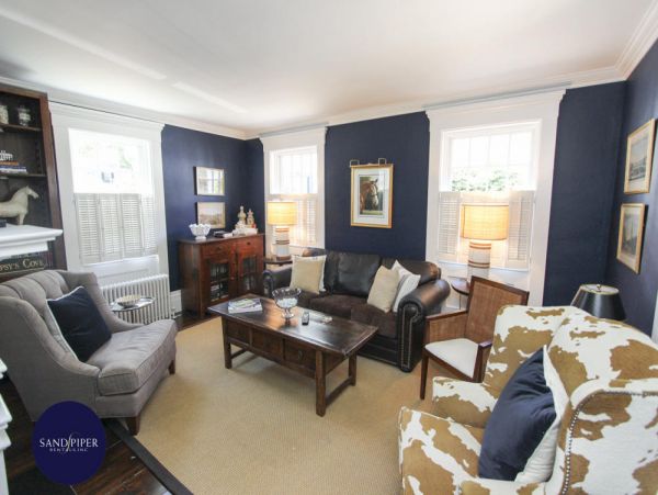 Cape Cod Home 994812