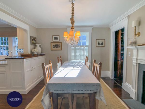 Cape Cod Home 994812